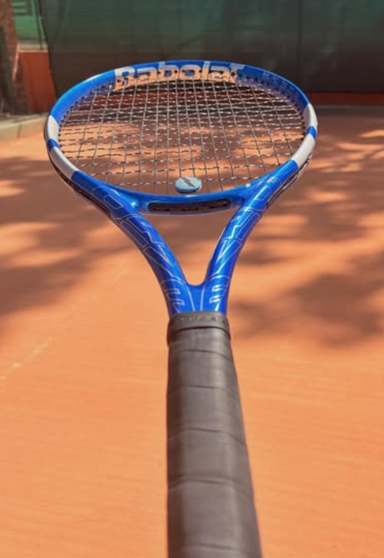 Raquete Babolat em quadra de saibro